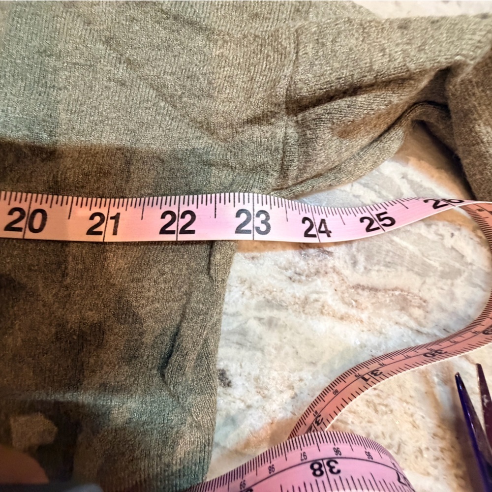 ivy & leo Olive Green V-Neck Lightweight Sweater S/M - Picture 5 of 7